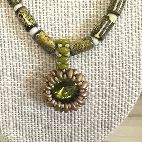 Avacado green beaded chain and bezel crystal pendant necklace - Picture 2 of 5